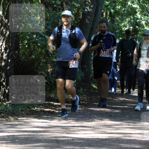 28.09.2025 - 33. Volkslauf durch das schöne Alstertal Strokosch-Dieckow http://msf.ph/oto/8974388 28.09.2025 12:43:26 Laufen 242, 2426, 2427 meine-sportfotos.de
