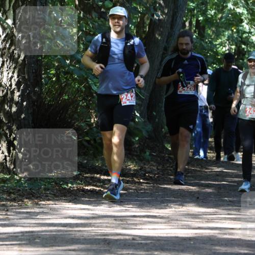 28.09.2025 - 33. Volkslauf durch das schöne Alstertal Strokosch-Dieckow http://msf.ph/oto/8974390 28.09.2025 12:43:26 Laufen 242, 2426, 2427 meine-sportfotos.de