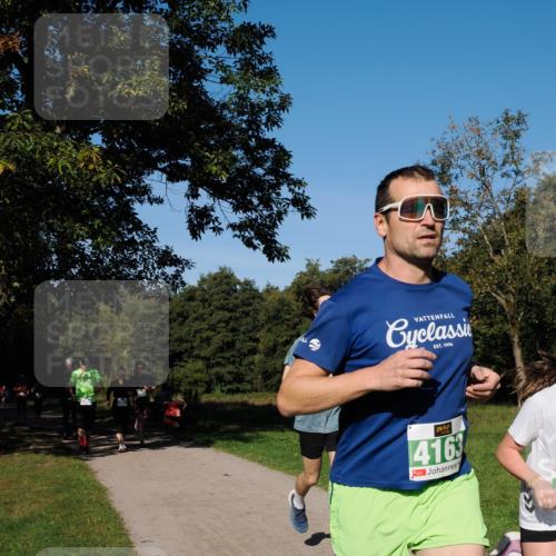 28.09.2025 - 33. Volkslauf durch das schöne Alstertal Fabian Wolf http://msf.ph/oto/8976001 28.09.2025 10:38:44 Laufen 3353, 1996, 4163 meine-sportfotos.de