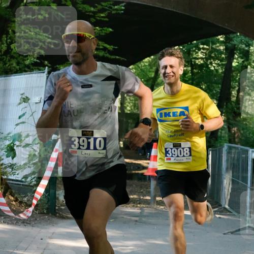 28.09.2025 - 33. Volkslauf durch das schöne Alstertal Fabian Wolf http://msf.ph/oto/8977298 28.09.2025 11:10:43 Laufen 3910, 3908 meine-sportfotos.de