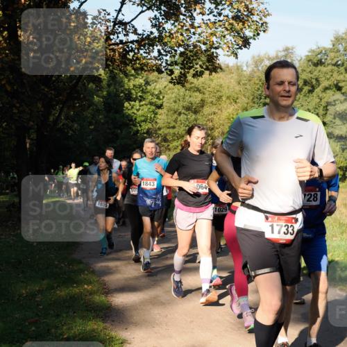 28.09.2025 - 33. Volkslauf durch das schöne Alstertal Fabian Wolf http://msf.ph/oto/8978312 28.09.2025 10:05:45 Laufen 1035, 105, 1843, 064, 1029, 1733, 728 meine-sportfotos.de