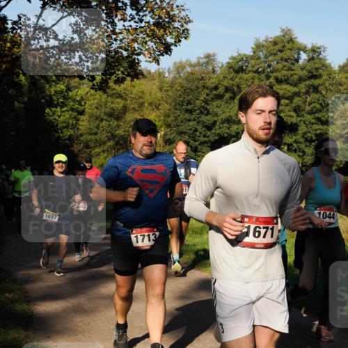 28.09.2025 - 33. Volkslauf durch das schöne Alstertal Fabian Wolf http://msf.ph/oto/8978341 28.09.2025 10:05:51 Laufen 1697, 042, 1713, 671, 1044 meine-sportfotos.de