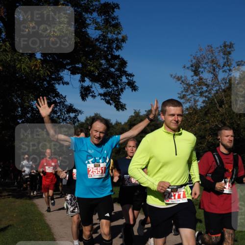 28.09.2025 - 33. Volkslauf durch das schöne Alstertal Fabian Wolf http://msf.ph/oto/8978960 28.09.2025 10:25:18 Laufen 2204, 2, 2551, 2477 meine-sportfotos.de