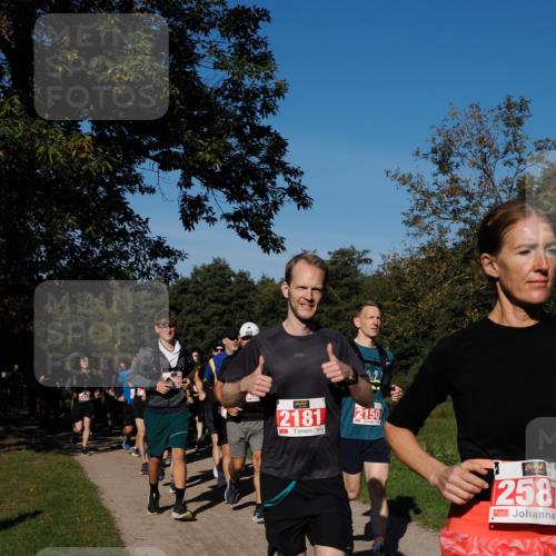 28.09.2025 - 33. Volkslauf durch das schöne Alstertal Fabian Wolf http://msf.ph/oto/8979127 28.09.2025 10:25:53 Laufen 2181, 2150, 258 meine-sportfotos.de