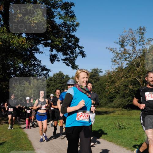 28.09.2025 - 33. Volkslauf durch das schöne Alstertal Fabian Wolf http://msf.ph/oto/8979184 28.09.2025 10:26:02 Laufen 2122, 303, 2283, 251 meine-sportfotos.de