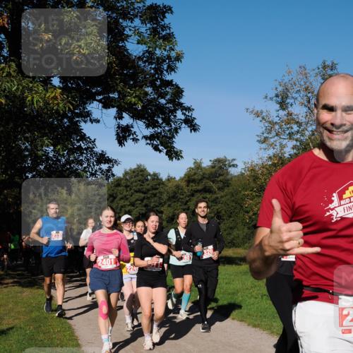 28.09.2025 - 33. Volkslauf durch das schöne Alstertal Fabian Wolf http://msf.ph/oto/8979260 28.09.2025 10:26:13 Laufen 2335, 2401, 2 meine-sportfotos.de