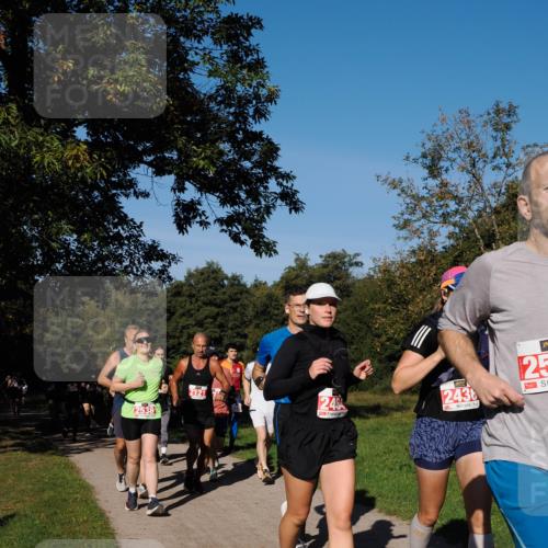28.09.2025 - 33. Volkslauf durch das schöne Alstertal Fabian Wolf http://msf.ph/oto/8979372 28.09.2025 10:26:32 Laufen 2121, 2538, 2464, 2436, 25 meine-sportfotos.de