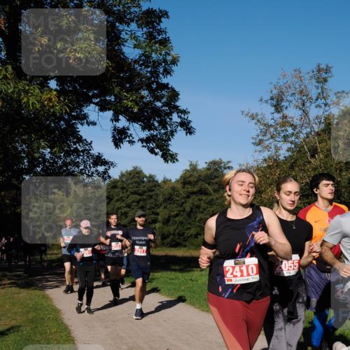28.09.2025 - 33. Volkslauf durch das schöne Alstertal Fabian Wolf http://msf.ph/oto/8979395 28.09.2025 10:26:36 Laufen 231, 2123, 2317, 2410, 2055, 21 meine-sportfotos.de