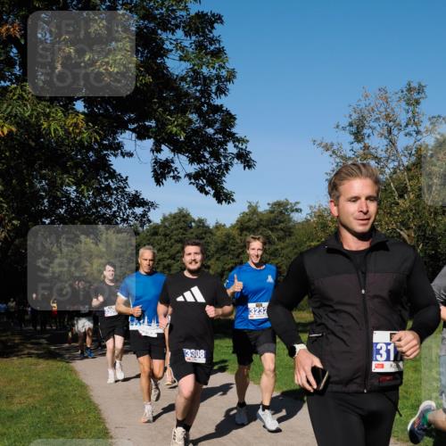 28.09.2025 - 33. Volkslauf durch das schöne Alstertal Fabian Wolf http://msf.ph/oto/8979912 28.09.2025 10:34:38 Laufen 1213, 3305, 3308, 3232, 31 meine-sportfotos.de