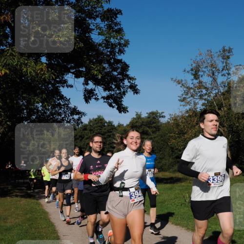28.09.2025 - 33. Volkslauf durch das schöne Alstertal Fabian Wolf http://msf.ph/oto/8980107 28.09.2025 10:35:09 Laufen 3295, 394, 352, 3396 meine-sportfotos.de