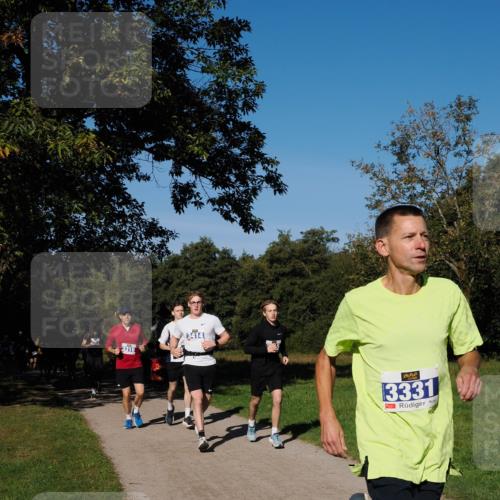 28.09.2025 - 33. Volkslauf durch das schöne Alstertal Fabian Wolf http://msf.ph/oto/8980144 28.09.2025 10:35:15 Laufen 3316, 3414, 3331 meine-sportfotos.de