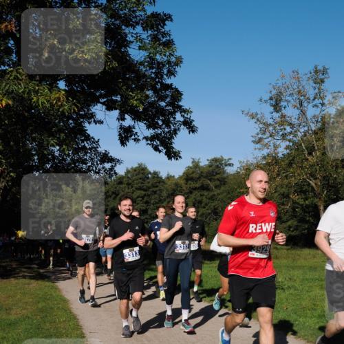 28.09.2025 - 33. Volkslauf durch das schöne Alstertal Fabian Wolf http://msf.ph/oto/8980222 28.09.2025 10:35:28 Laufen 3278, 3313, 3312, 030, 3929 meine-sportfotos.de