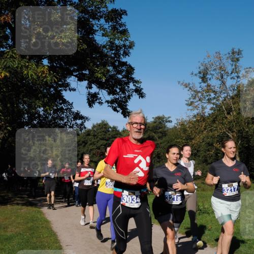 28.09.2025 - 33. Volkslauf durch das schöne Alstertal Fabian Wolf http://msf.ph/oto/8980416 28.09.2025 10:35:55 Laufen 3059, 3097, 390, 3, 3034, 3218, 3217 meine-sportfotos.de