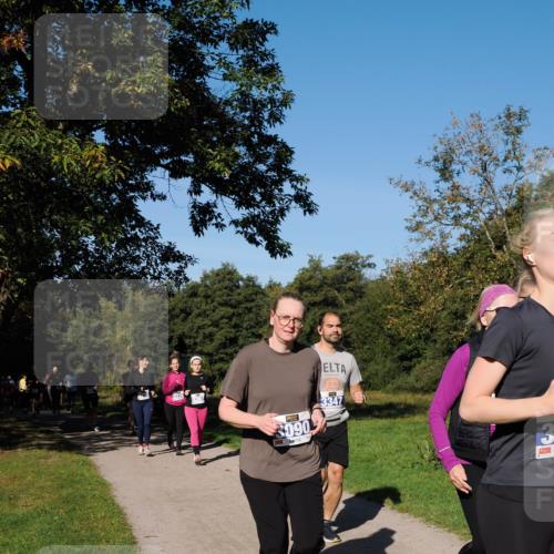 28.09.2025 - 33. Volkslauf durch das schöne Alstertal Fabian Wolf http://msf.ph/oto/8980662 28.09.2025 10:36:30 Laufen 3338, 3397, 3090, 3347 meine-sportfotos.de