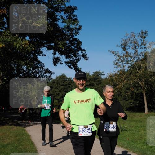 28.09.2025 - 33. Volkslauf durch das schöne Alstertal Fabian Wolf http://msf.ph/oto/8981249 28.09.2025 10:38:51 Laufen 3192, 1922, 3354, 3353, 1 meine-sportfotos.de