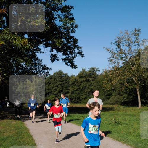 28.09.2025 - 33. Volkslauf durch das schöne Alstertal Fabian Wolf http://msf.ph/oto/8981449 28.09.2025 10:39:24 Laufen 4038, 412021, 4132 meine-sportfotos.de