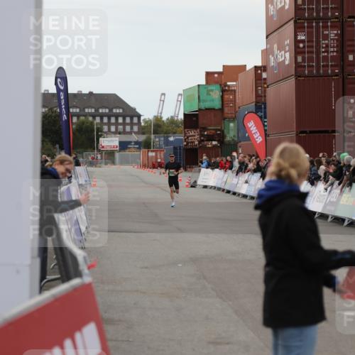 03.10.2025 - Köhlbrandbrückenlauf Yannick Fuchs http://msf.ph/oto/8982313 03.10.2025 15:43:35 Ziel  meine-sportfotos.de