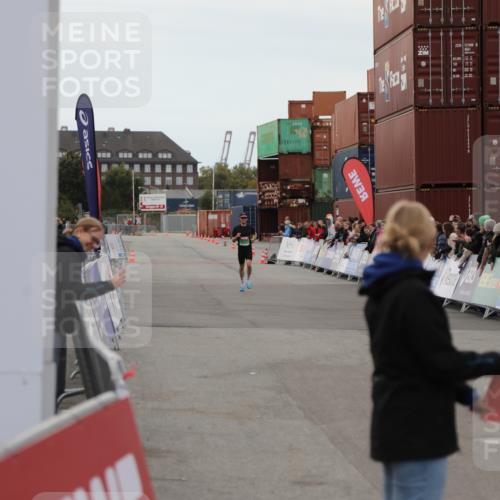 03.10.2025 - Köhlbrandbrückenlauf Yannick Fuchs http://msf.ph/oto/8982314 03.10.2025 15:43:35 Ziel  meine-sportfotos.de