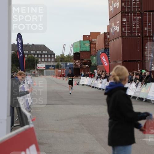 03.10.2025 - Köhlbrandbrückenlauf Yannick Fuchs http://msf.ph/oto/8982315 03.10.2025 15:43:36 Ziel 9144 meine-sportfotos.de