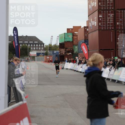 03.10.2025 - Köhlbrandbrückenlauf Yannick Fuchs http://msf.ph/oto/8982316 03.10.2025 15:43:36 Ziel 9144 meine-sportfotos.de