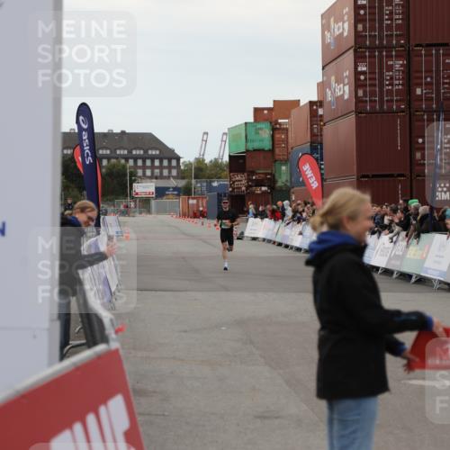 03.10.2025 - Köhlbrandbrückenlauf Yannick Fuchs http://msf.ph/oto/8982318 03.10.2025 15:43:36 Ziel 9144 meine-sportfotos.de