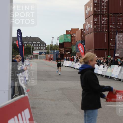 03.10.2025 - Köhlbrandbrückenlauf Yannick Fuchs http://msf.ph/oto/8982319 03.10.2025 15:43:37 Ziel 9144 meine-sportfotos.de