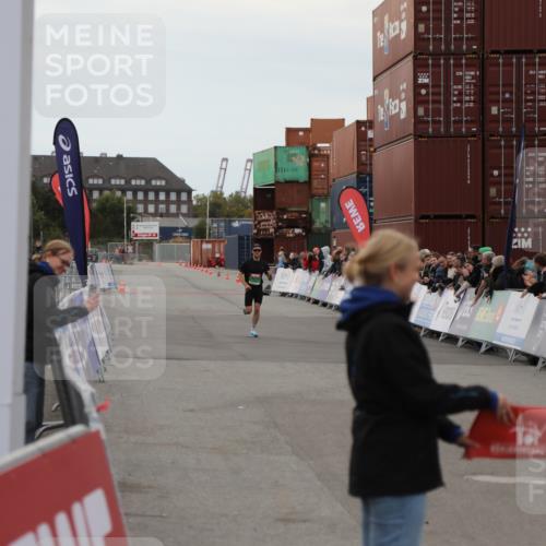 03.10.2025 - Köhlbrandbrückenlauf Yannick Fuchs http://msf.ph/oto/8982320 03.10.2025 15:43:37 Ziel 9144 meine-sportfotos.de
