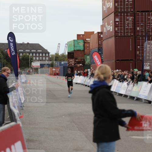03.10.2025 - Köhlbrandbrückenlauf Yannick Fuchs http://msf.ph/oto/8982321 03.10.2025 15:43:37 Ziel 9144 meine-sportfotos.de