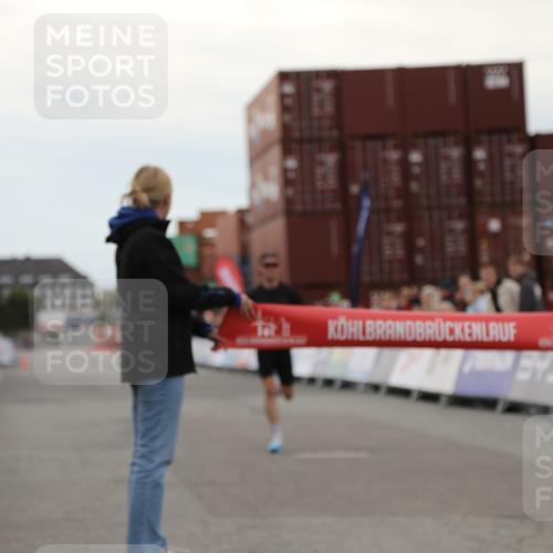 03.10.2025 - Köhlbrandbrückenlauf Yannick Fuchs http://msf.ph/oto/8982325 03.10.2025 15:43:42 Ziel 9144 meine-sportfotos.de