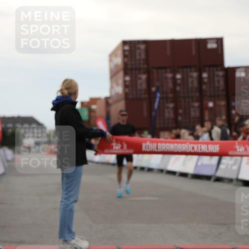 03.10.2025 - Köhlbrandbrückenlauf Yannick Fuchs http://msf.ph/oto/8982326 03.10.2025 15:43:42 Ziel 9144 meine-sportfotos.de
