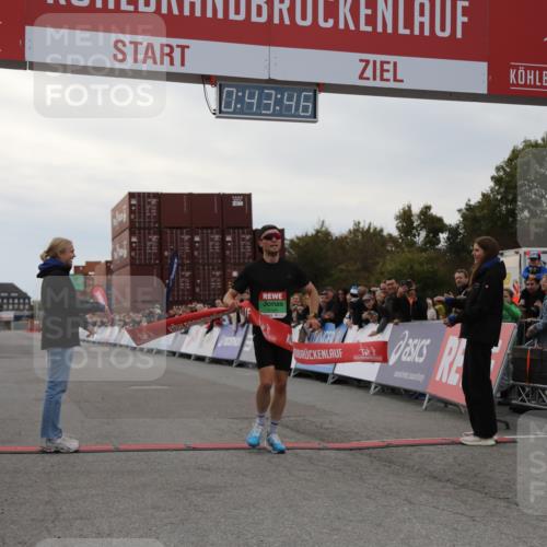 03.10.2025 - Köhlbrandbrückenlauf Yannick Fuchs http://msf.ph/oto/8982341 03.10.2025 15:43:45 Ziel 9144 meine-sportfotos.de
