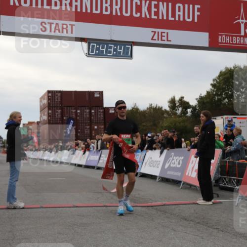 03.10.2025 - Köhlbrandbrückenlauf Yannick Fuchs http://msf.ph/oto/8982344 03.10.2025 15:43:45 Ziel 9144 meine-sportfotos.de