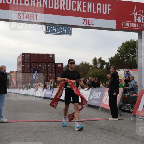 03.10.2025 - Köhlbrandbrückenlauf Yannick Fuchs http://msf.ph/oto/8982345 03.10.2025 15:43:45 Ziel 9144 meine-sportfotos.de