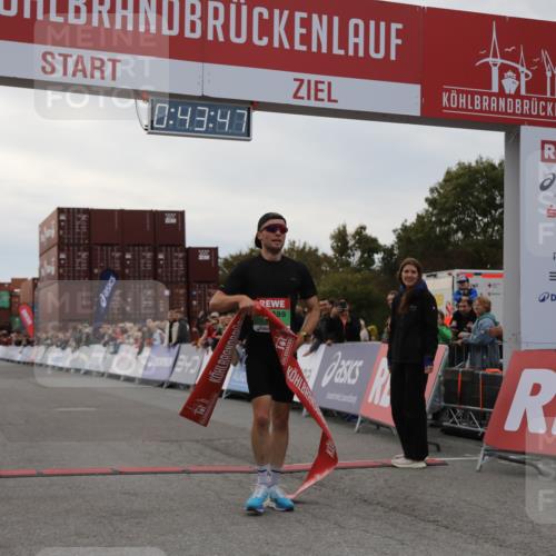 03.10.2025 - Köhlbrandbrückenlauf Yannick Fuchs http://msf.ph/oto/8982347 03.10.2025 15:43:46 Ziel 9144 meine-sportfotos.de