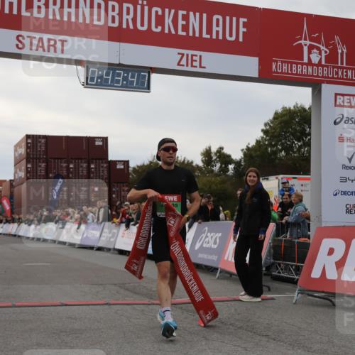 03.10.2025 - Köhlbrandbrückenlauf Yannick Fuchs http://msf.ph/oto/8982348 03.10.2025 15:43:46 Ziel 9144 meine-sportfotos.de