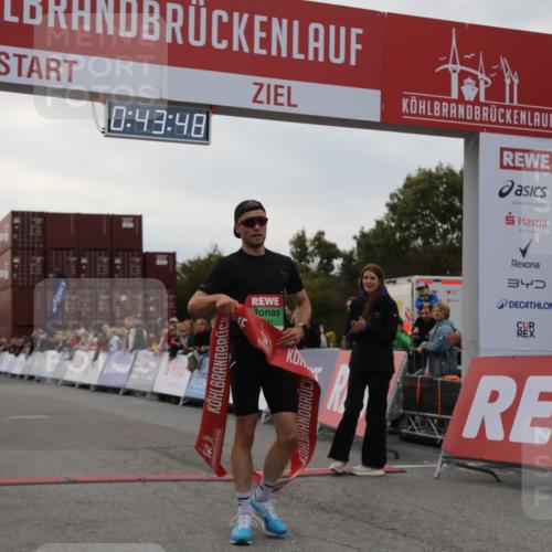 03.10.2025 - Köhlbrandbrückenlauf Yannick Fuchs http://msf.ph/oto/8982350 03.10.2025 15:43:46 Ziel 9144 meine-sportfotos.de