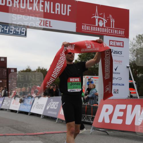 03.10.2025 - Köhlbrandbrückenlauf Yannick Fuchs http://msf.ph/oto/8982354 03.10.2025 15:43:47 Ziel 9144 meine-sportfotos.de