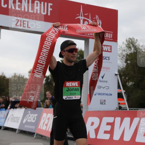 03.10.2025 - Köhlbrandbrückenlauf Yannick Fuchs http://msf.ph/oto/8982355 03.10.2025 15:43:47 Ziel 9144 meine-sportfotos.de