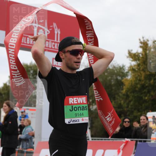 03.10.2025 - Köhlbrandbrückenlauf Yannick Fuchs http://msf.ph/oto/8982357 03.10.2025 15:43:48 Ziel 9144 meine-sportfotos.de