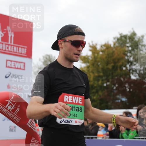 03.10.2025 - Köhlbrandbrückenlauf Yannick Fuchs http://msf.ph/oto/8982358 03.10.2025 15:43:48 Ziel 9144 meine-sportfotos.de