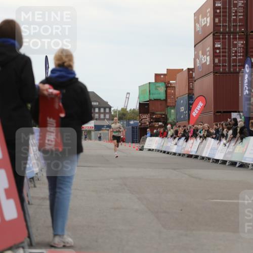 03.10.2025 - Köhlbrandbrückenlauf Yannick Fuchs http://msf.ph/oto/8982362 03.10.2025 15:44:47 Ziel 7004 meine-sportfotos.de