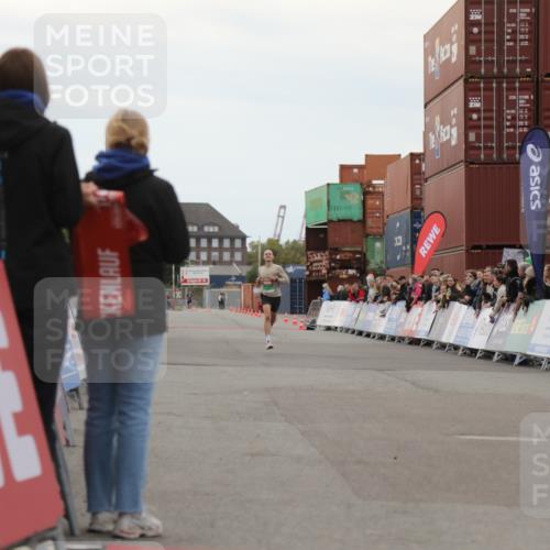 03.10.2025 - Köhlbrandbrückenlauf Yannick Fuchs http://msf.ph/oto/8982363 03.10.2025 15:44:48 Ziel 7004 meine-sportfotos.de