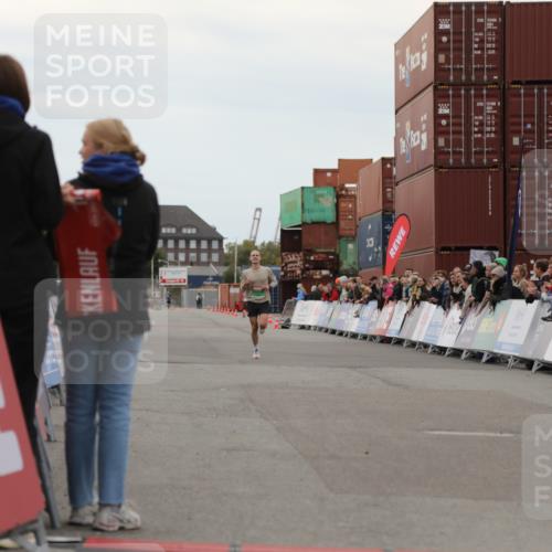 03.10.2025 - Köhlbrandbrückenlauf Yannick Fuchs http://msf.ph/oto/8982365 03.10.2025 15:44:49 Ziel 7004 meine-sportfotos.de