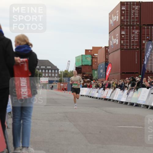 03.10.2025 - Köhlbrandbrückenlauf Yannick Fuchs http://msf.ph/oto/8982366 03.10.2025 15:44:50 Ziel 7004 meine-sportfotos.de