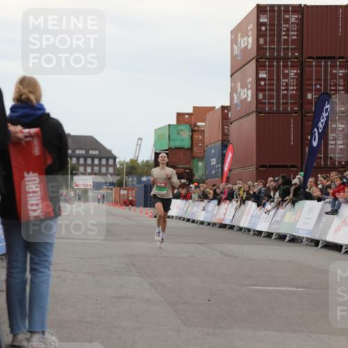 03.10.2025 - Köhlbrandbrückenlauf Yannick Fuchs http://msf.ph/oto/8982367 03.10.2025 15:44:51 Ziel 7004 meine-sportfotos.de