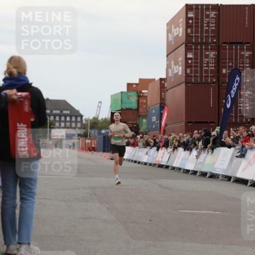 03.10.2025 - Köhlbrandbrückenlauf Yannick Fuchs http://msf.ph/oto/8982368 03.10.2025 15:44:51 Ziel 7004 meine-sportfotos.de