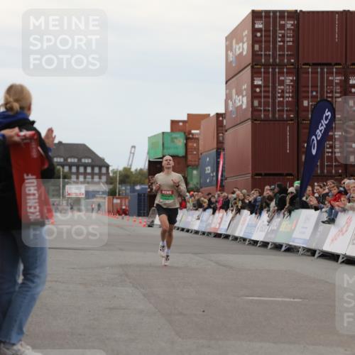 03.10.2025 - Köhlbrandbrückenlauf Yannick Fuchs http://msf.ph/oto/8982369 03.10.2025 15:44:52 Ziel 7004 meine-sportfotos.de