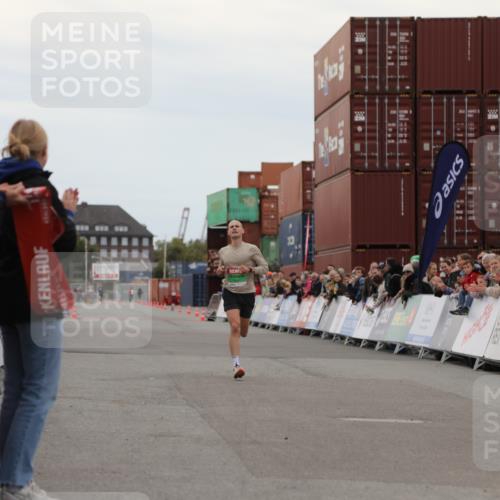 03.10.2025 - Köhlbrandbrückenlauf Yannick Fuchs http://msf.ph/oto/8982370 03.10.2025 15:44:52 Ziel 7004 meine-sportfotos.de