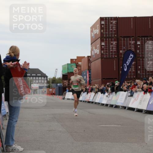 03.10.2025 - Köhlbrandbrückenlauf Yannick Fuchs http://msf.ph/oto/8982372 03.10.2025 15:44:52 Ziel 7004 meine-sportfotos.de