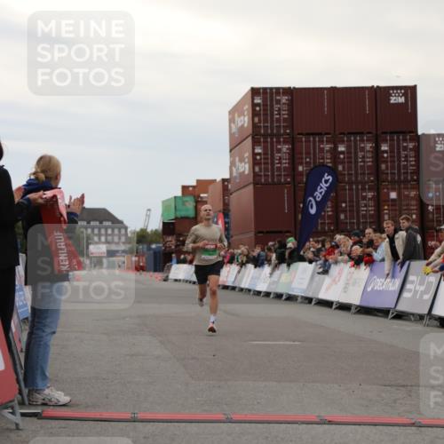 03.10.2025 - Köhlbrandbrückenlauf Yannick Fuchs http://msf.ph/oto/8982373 03.10.2025 15:44:53 Ziel 7004 meine-sportfotos.de